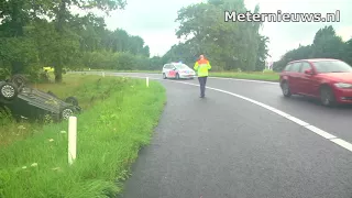 Auto op de kop in de berm oprit A28 Hoogeveen