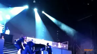 Буйный фанат напал на Бибера во время концерта в Д
