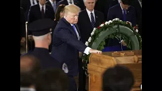 Le président Donald Trump rend hommage à Billy Graham