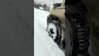 Нива Шевроле (в стоке) по снегу (целине) в горочку. Прёт как танк!