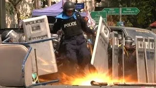 Polis memurlarının arasına el bombası - BBC TÜRKÇE