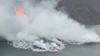 La secuencia completa de la caída de la lava al mar