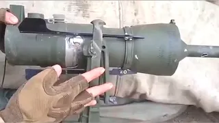 A Russian soldier showed a German mine DM-22 to the Ukrainian army