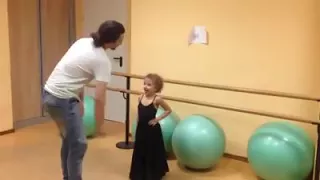 Clase de flamenco a una niña de 3 años con Sergio González