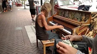 Este indigente te dejará con la boca abierta cuando lo escuches tocar el piano