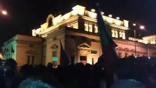 Протестиращите скандират "Оставка" пред Народното събрание