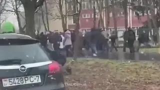 омон нападает на протестующего и падает. Беларусь минск протесты митинги.  29.11.2020