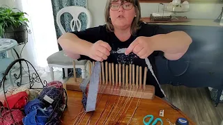 How to Use a Peg Loom