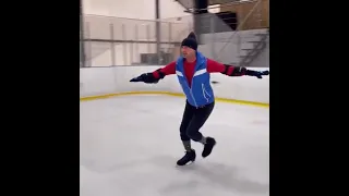 Роман Костомаров всё лучше катается на коньках.
