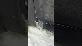 Намерзает лёд в щели у двери автомобиля