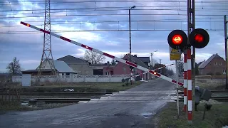 Spoorwegovergang Biniew (PL) // Railroad crossing // Przejazd kolejowy