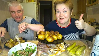 Мукбанг ШИКАРНЫЙ ужин 🥩🍝🍺 в РУССКИХ традициях 🇷🇺 Картошка в мундире, рыба, грибы, солёные огурцы