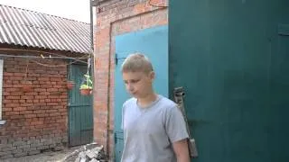 Мальчик из поврежденного дома Андреевка рядом Славянске  HD