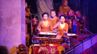 Vietnamese Music Live - on Dan Bau - Traditional Musical Instrument