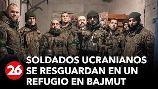 GUERRA RUSIA-UCRANIA | Combatientes ucranianos se resguardan del conflicto en un refugio en Bajmut