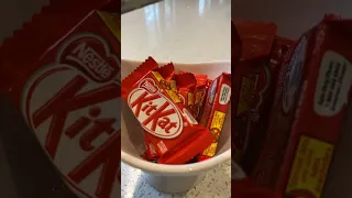 🌈🍫 ASMR Filling platter with Kitkat Chocolate only #shorts #asmr #satisfying #viral