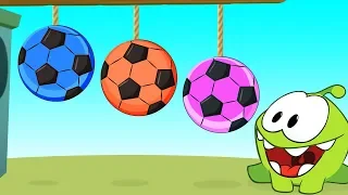 Aprende Español con Om Nom | Om Nom Juega con Balones de Futbol de Colores - Aprende Jugando