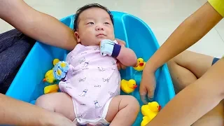 예준이와 아빠의 아기 동생 돌보기 목욕놀이 Baby Bath with Toys