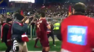 Lazio-Roma, lo scherzo di Totti al fotografo