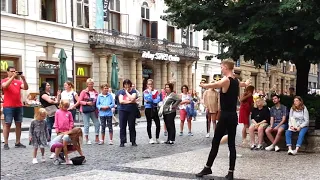 Танцор с хрустальным шаром в центре Праги