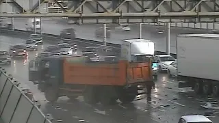 ДТП на МКАДе - фура вьехала в камаз. Road accident on MKAD - a truck ran into a Kamaz