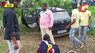Caught On Cam | Car Crashes Into Roadside Tree In Berhampur