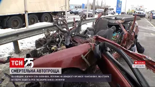 У Київській області легковик врізався у вантажівку – 4 людини загинули | ТСН 12:00