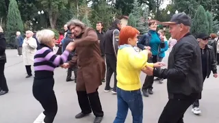 А МОРЕ В ТВОИХ ЛАДОНЯХ ПРОСТО ВОДА!💃🕺👍/СУПЕР ПЕСНЯ И ТАНЦЫ В ПАРКЕ ГОРЬКОГО ХАРЬКОВ СЕНТЯБРЬ 2021