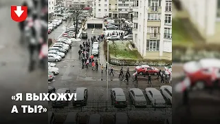 Люди идут колонной на улице Леонида Беды в Минске днем 3 января