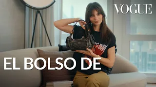 Emily Ratajkowski revela qué lleva en su bolso Miu Miu | El bolso de | Vogue México y Latinoamérica