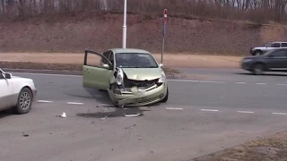 Водитель, игнорируя знаки, спровоцировал аварию на острове Русский