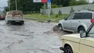 В Красноярске затопило ул. Калинина