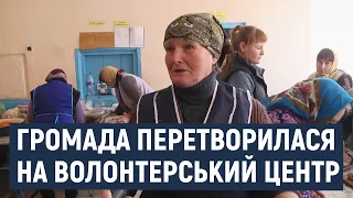 В селі на Хмельниччині всією громадою готують різноманітні смаколики для бійців на фронт