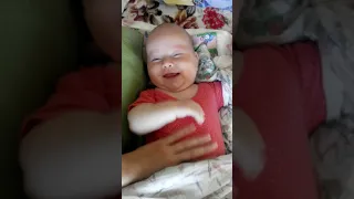 Малышка просыпается и видит маму. Чудесная реакция ребенка
