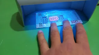 Банкнота номиналом 100 гривен 2014 года под ультрафиолетом. Hryvnia 100 banknote under ultraviolet