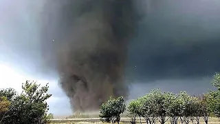 Экстремальные кадры торнадо в Андреаполе, Тверская область, Россия