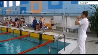 В бассейне спортивного комплекса «Обь» завершился двухдневный турнир по плаванию