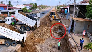 Bulldozer Shantui SD22 Cluttering Stone Soils For Foundation Road 25Ton Tipper Trucks Are Unloading