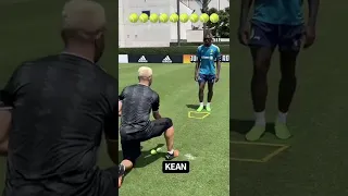 Vlahovic vs Moise Kean touch test