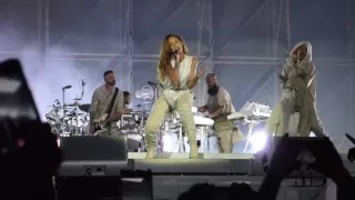 Rihanna - Bitch Better Have My Money Live @Stade de France, Paris, 2016