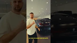 Niklas Füllkrug beim Autokauf