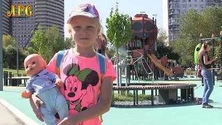 Мелаша и Беби Бон Тёма играют в парке Садовники!