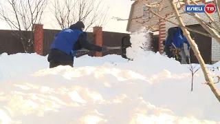 «Отзывчивые сердца»: волонтёры помогают убирать снег семьям мобилизованных ельчан