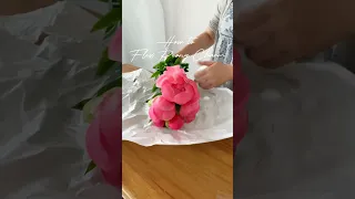 How to flex peony charm #florist #floristlife #peonies #peony #flowerbouquet