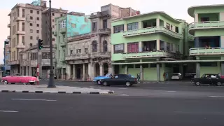 Algunos DESCAPOTABLES pasando por el Malecón de la Habana