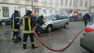 Skaitytojų video: senamiestyje degė automobilis