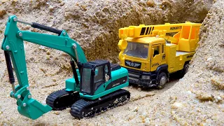 Excavadoras y camiones de juguete huyen cuando se encuentran con personas misteriosas en la arena
