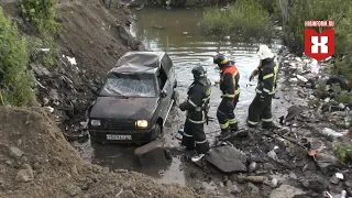 Пожарные переворачивают и обесточивают автомобиль после ДТП