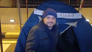 Green Pass, il sindaco di Messina trascorre la notte in tenda per protesta