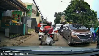 Akibat Parkir Sembarangan bikin macet dan jadi tontonan warga sekitar - Dashcam Bandung